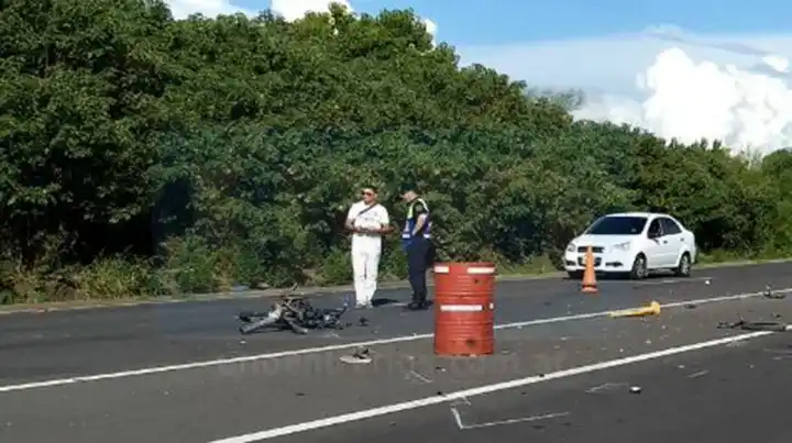 Un motociclista terminó debajo de un micro de Gualeguaychú