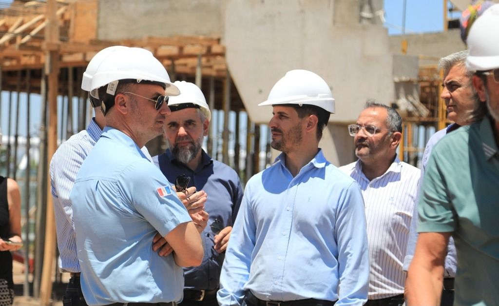 El ministro de Obras Públicas de la Provincia, Lisandro Enrico,  y el intendente Viotti recorrieron la obra del nuevo microestadio que se construye en el marco de los juegos Odesur