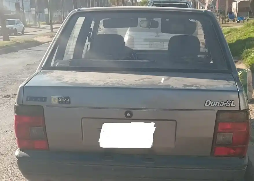Robaron un auto que estaba estacionado en la calle