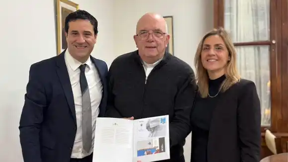 Maximiliano Abad le entregó al obispo de Mar del Plata el sello postal en homenaje al Papa Francisco