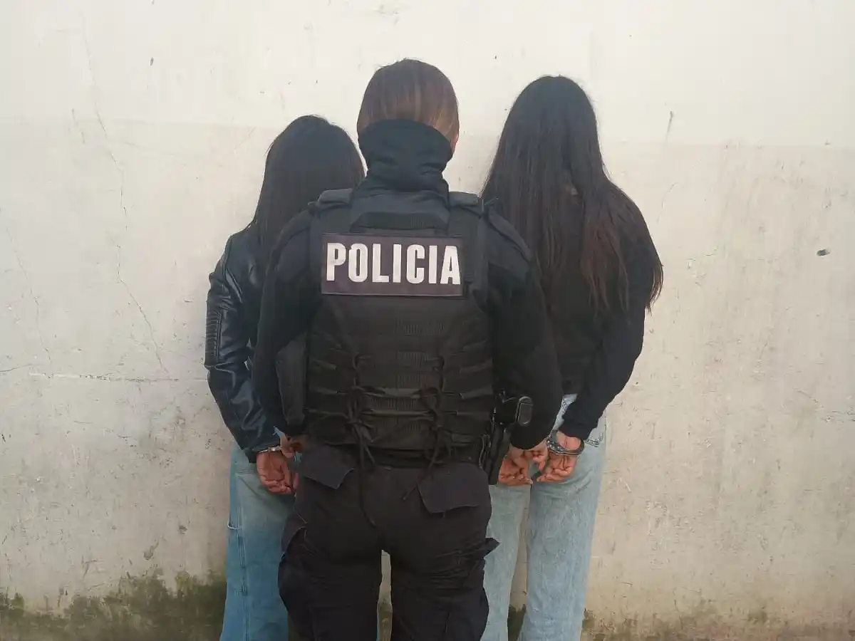Detuvieron a dos mujeres en el centro rosarino por robarle una mochila con dinero a un hombre.