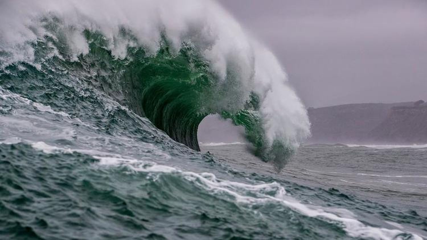 La ciudad fue golpeado por olas de tsunami de 50 centímetros.