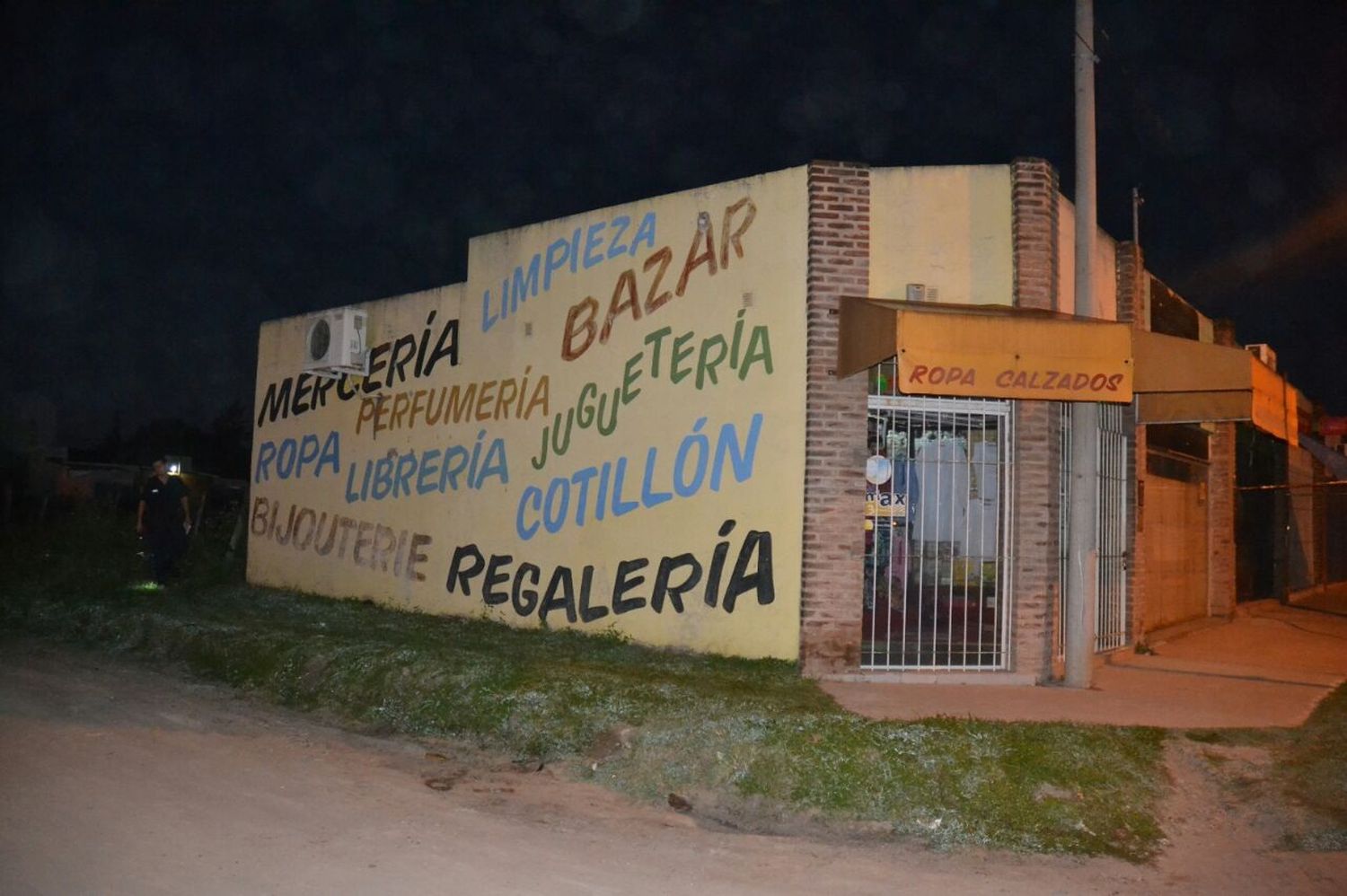 Hicieron un boquete y robaron en un local, pero luego recuperaron todo