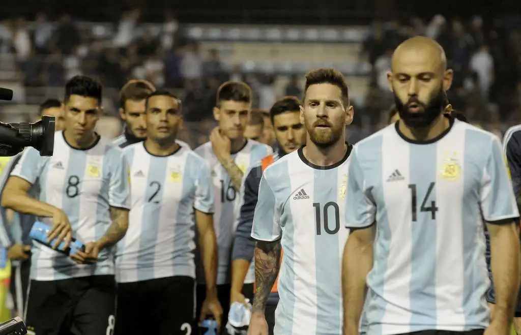 Dos argentinos figuran entre los peores “11” del Mundial