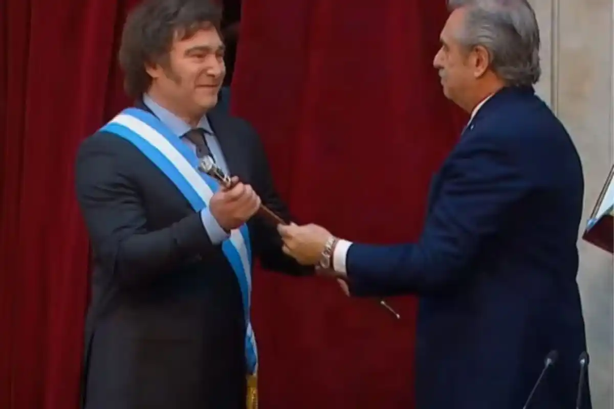 Mileí recibió el bastón presidencial