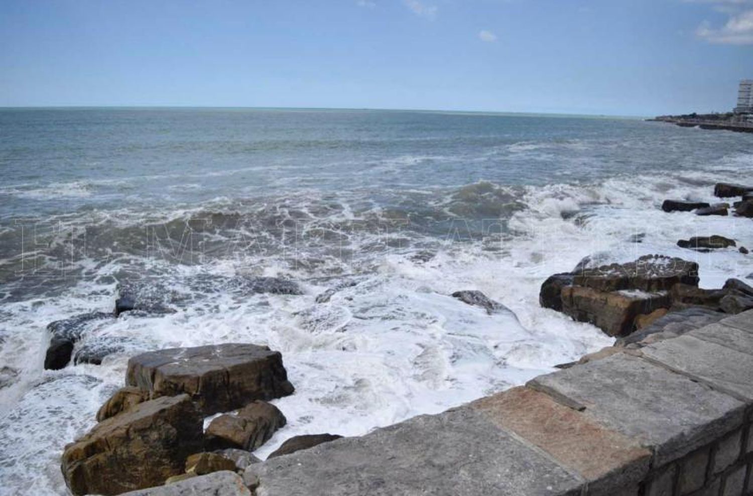 Jornada parcialmente nublada y viento del noroeste con ráfagas de 50 km/h