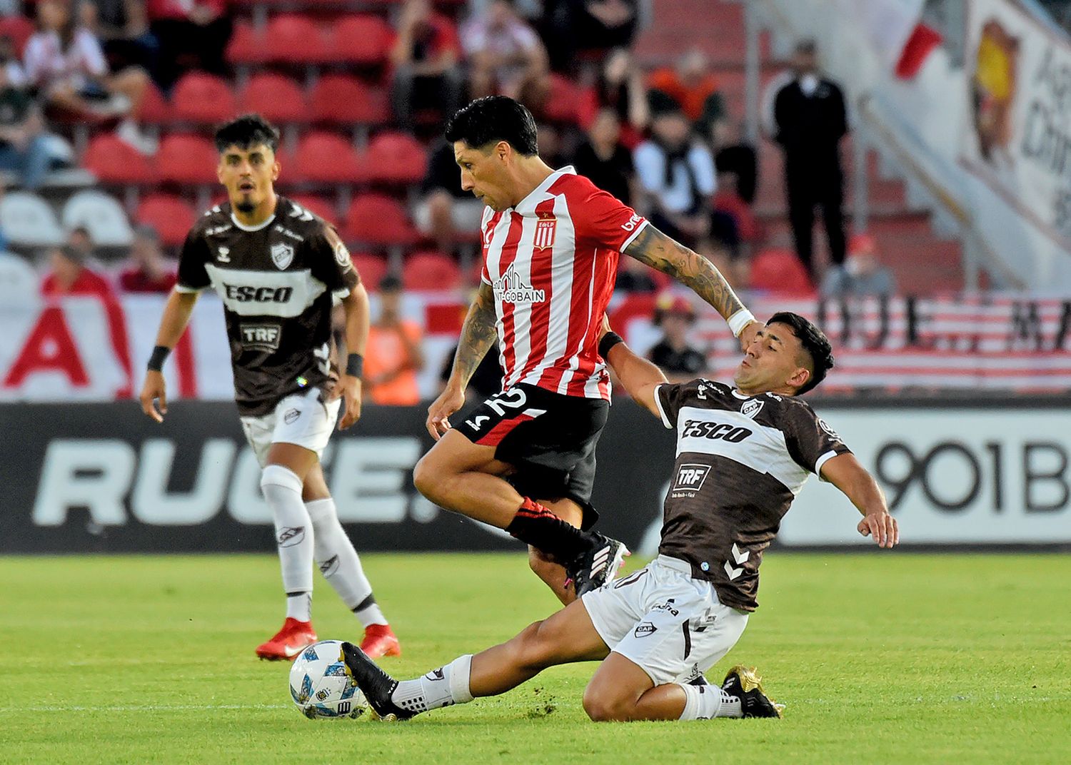 Enzo Pérez intenta escapar a la marca.