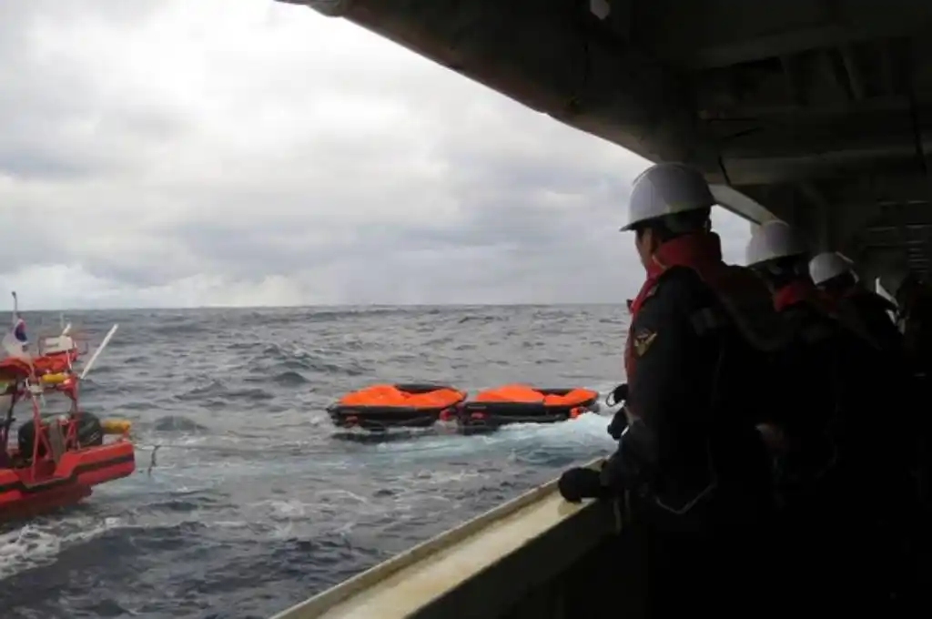 Al menos 8 tripulantes desaparecidos por un naufragio entre Corea del Sur y Japón