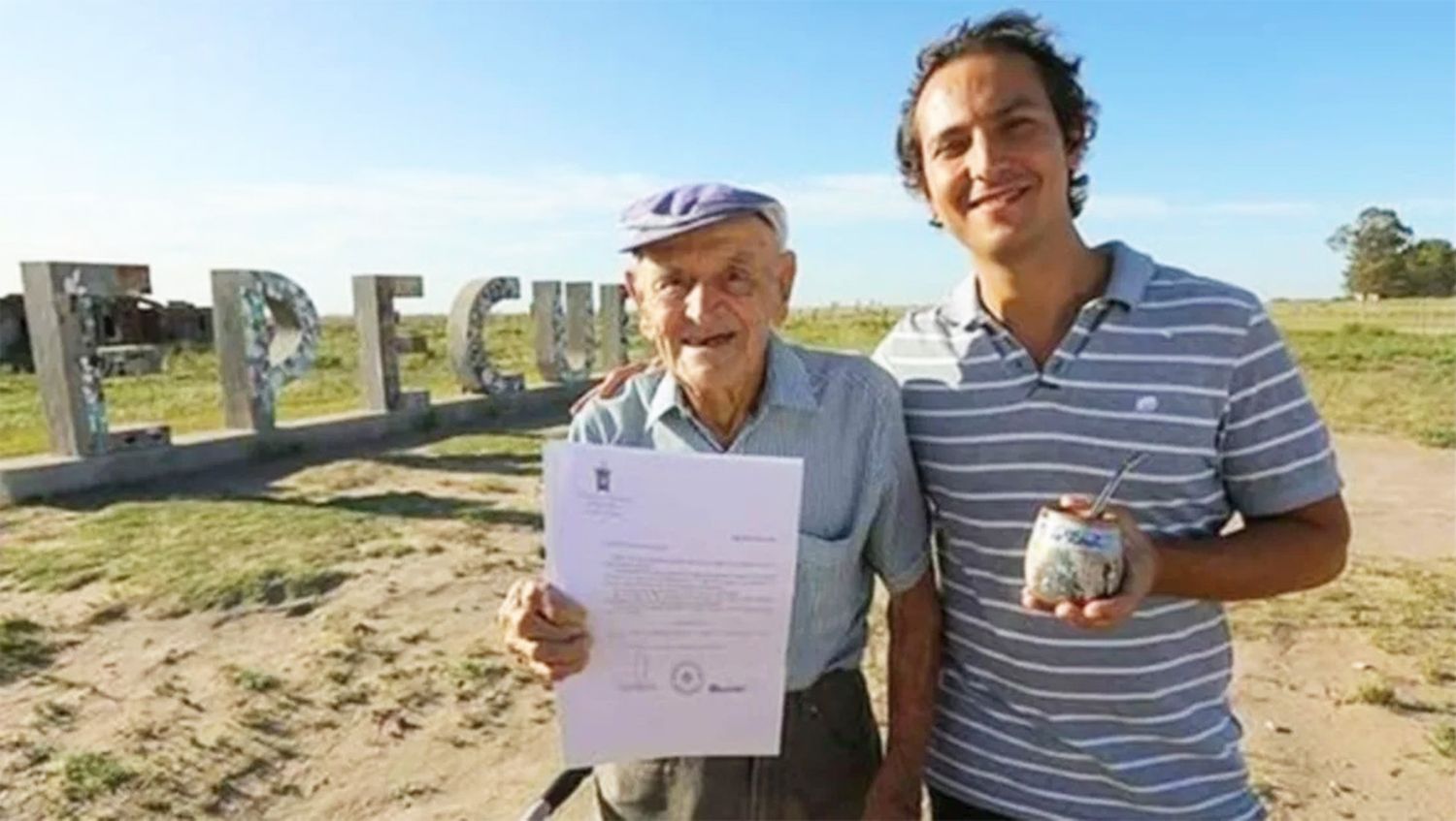 Novak junto al intendente del distrito