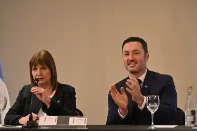 El agradecimiento del Presidente se centró en la labor de los funcionarios y su futuro rol político, entendiendo el cambio como una promoción estratégica dentro del andamiaje libertario.