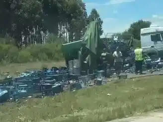 Impactante vuelco en Ruta 14: Cientos de litros de una conocida cerveza terminaron en el pavimento
