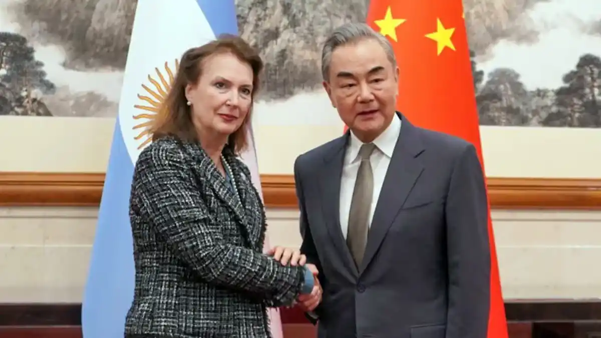 En China. Diana Mondino con el canciller Wang Yi
