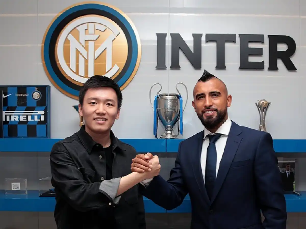 Barcelona e Inter oficializaron el pase del chileno Vidal