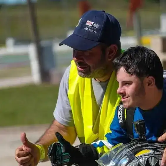 Lucas continúa avanzando en su carrera dentro del karting, con el acompañamiento incondicional de su familia.