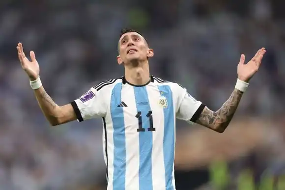 Ángel Di María fue presentado en su nuevo club y se lamentan los hinchas de Rosario Central