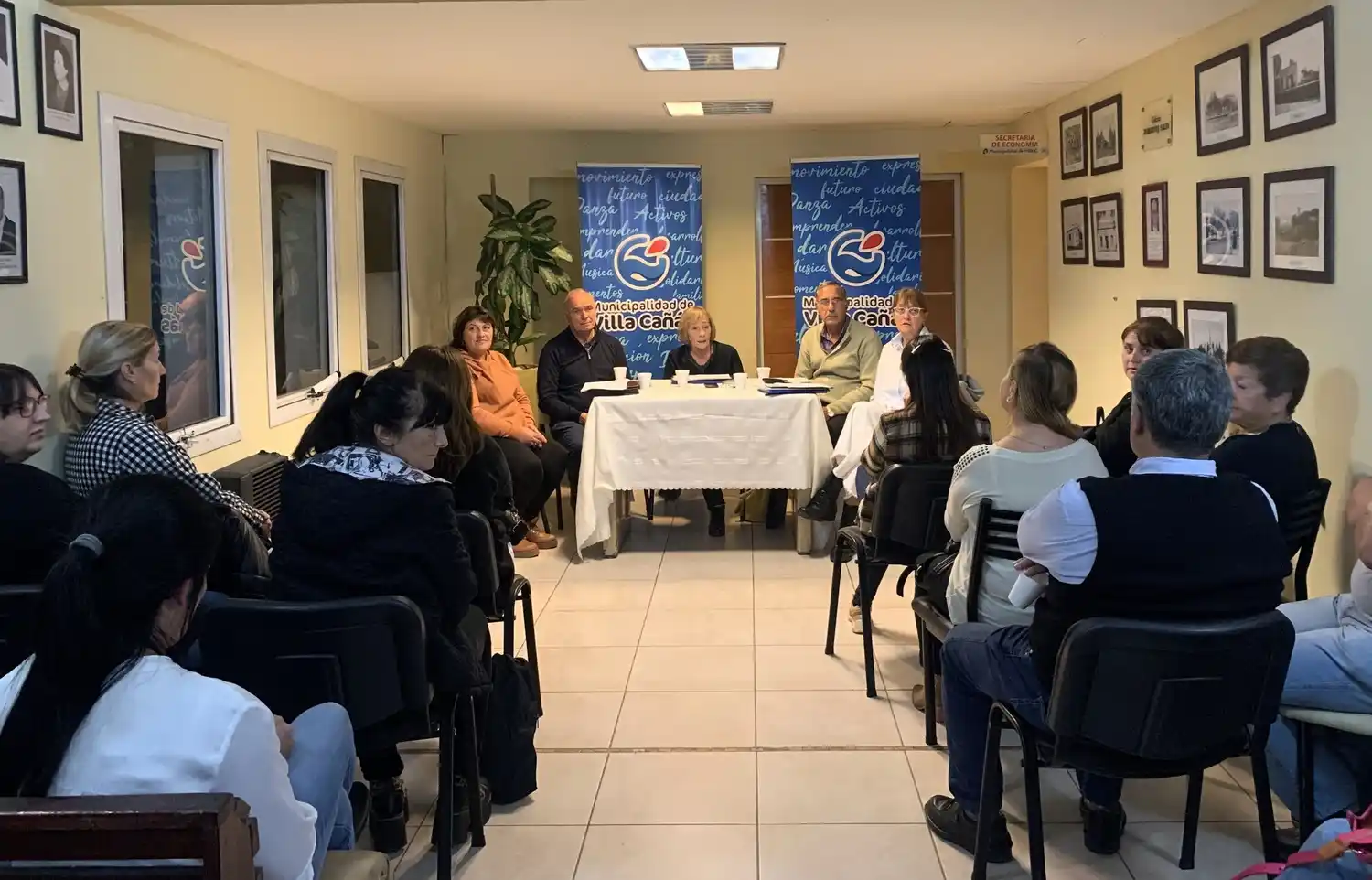 El acto de entrega se desarrolló en el edificio municipal.