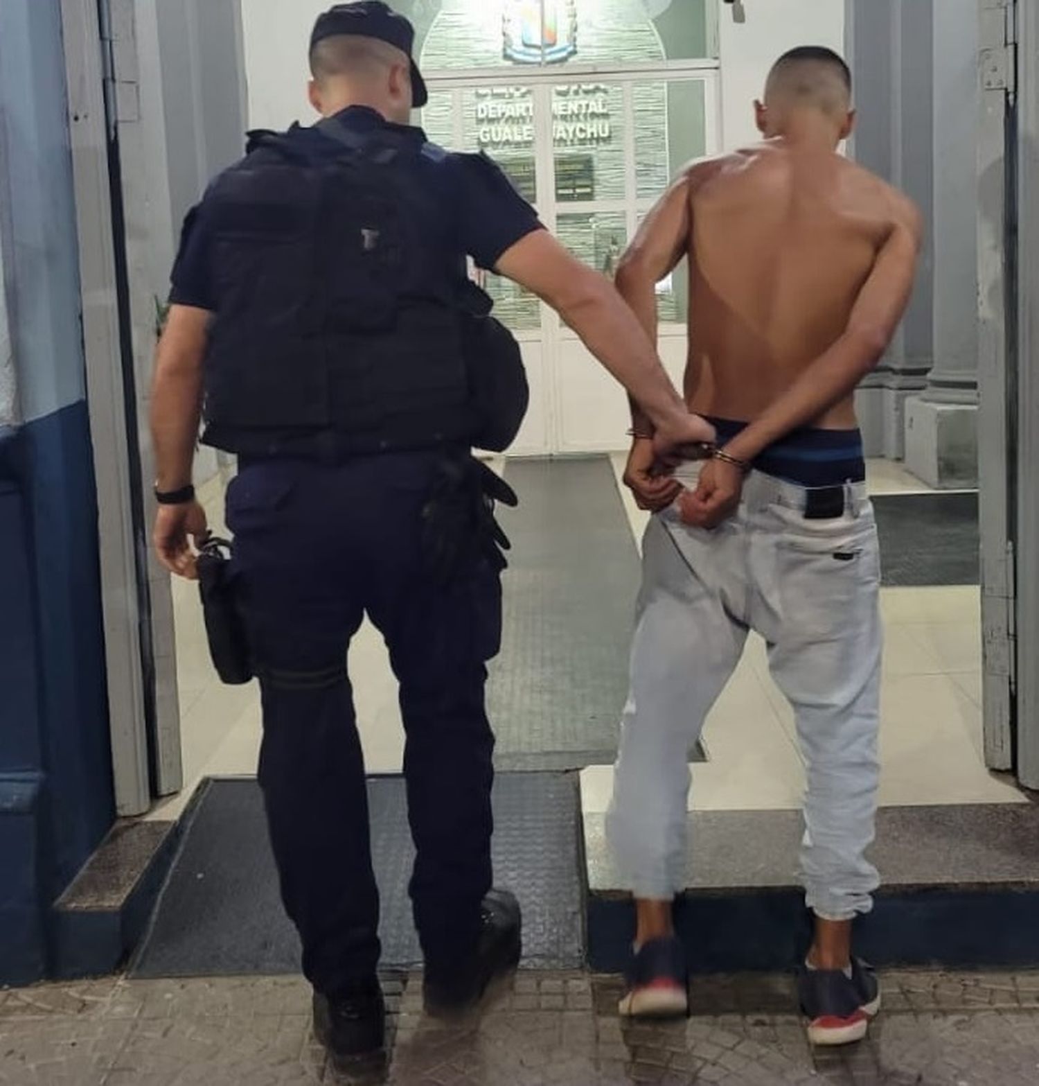 Detuvieron a un joven y buscan a otro que está identificado