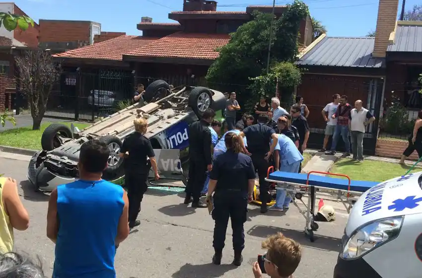Persecución, vuelco y dos policías atrapados