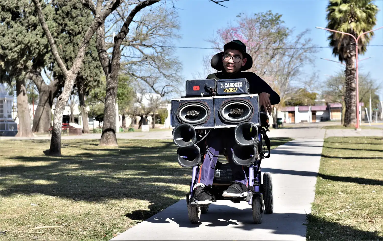 Dj Jorge y “La Pura 2.0”, la silla con luces rítmicas, parlantes y cornetas que la hacen “tuning”.