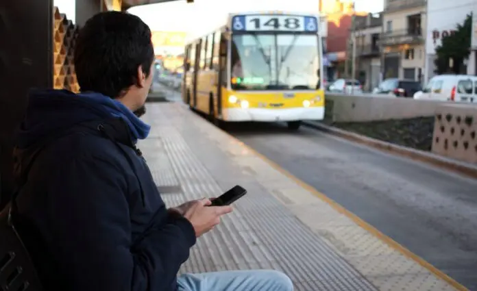 Un colectivo circulando por Buenos Aires.