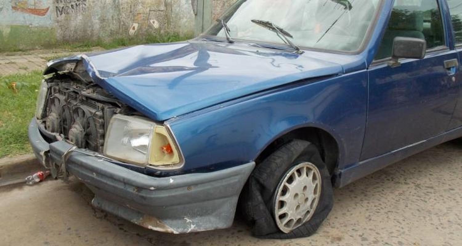 Esquivó un control y chocó a un joven
