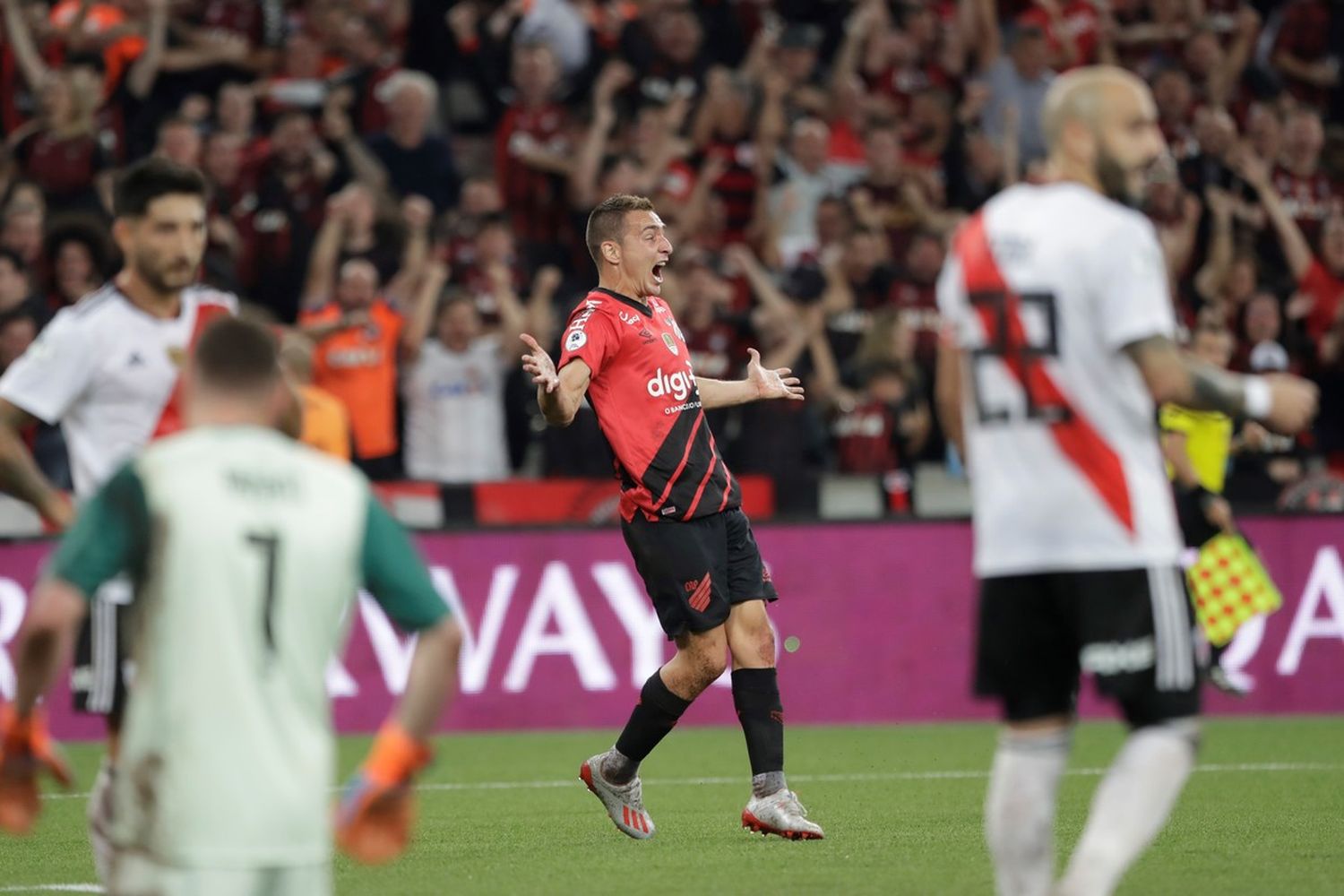 River perdió ante Paranaense y tendrá que darlo vuelta en el Monumental