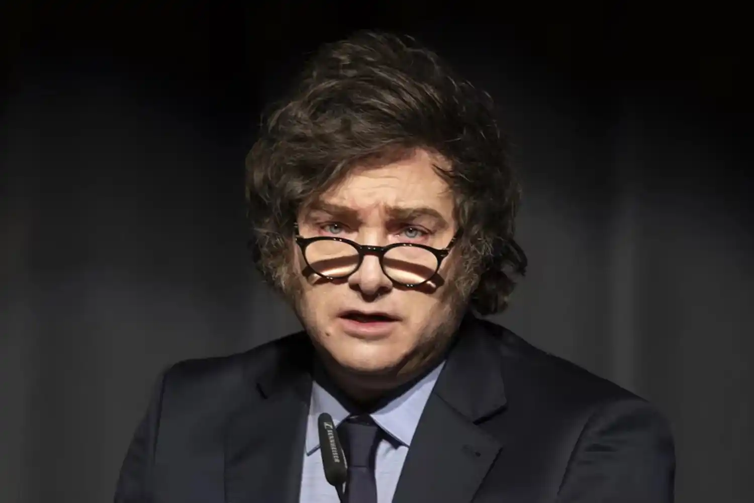 Un león empecinado en morderse la cola