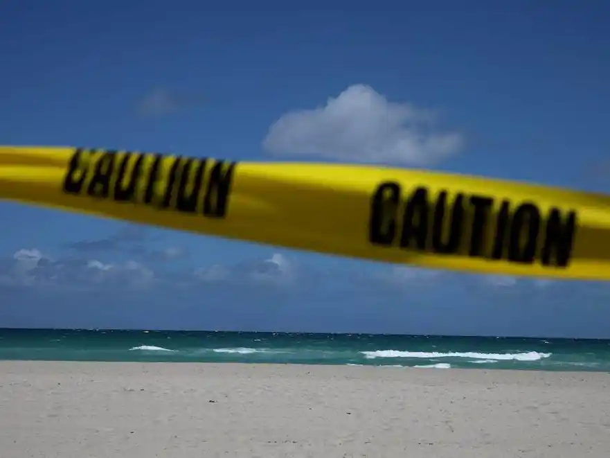 Las autoridades investigan cómo se produjo el fatal choque que terminó con la vida de los menores que practicaban vela frente a la costa de Miami.