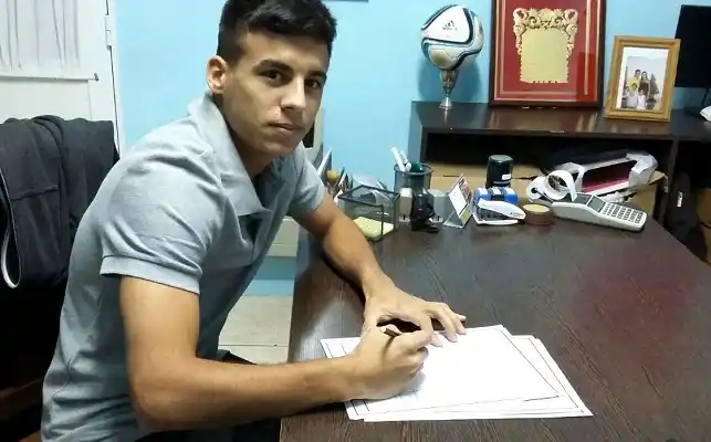 Claudio Pombo volvió a Juventud Unida y firmó por el próximo año 