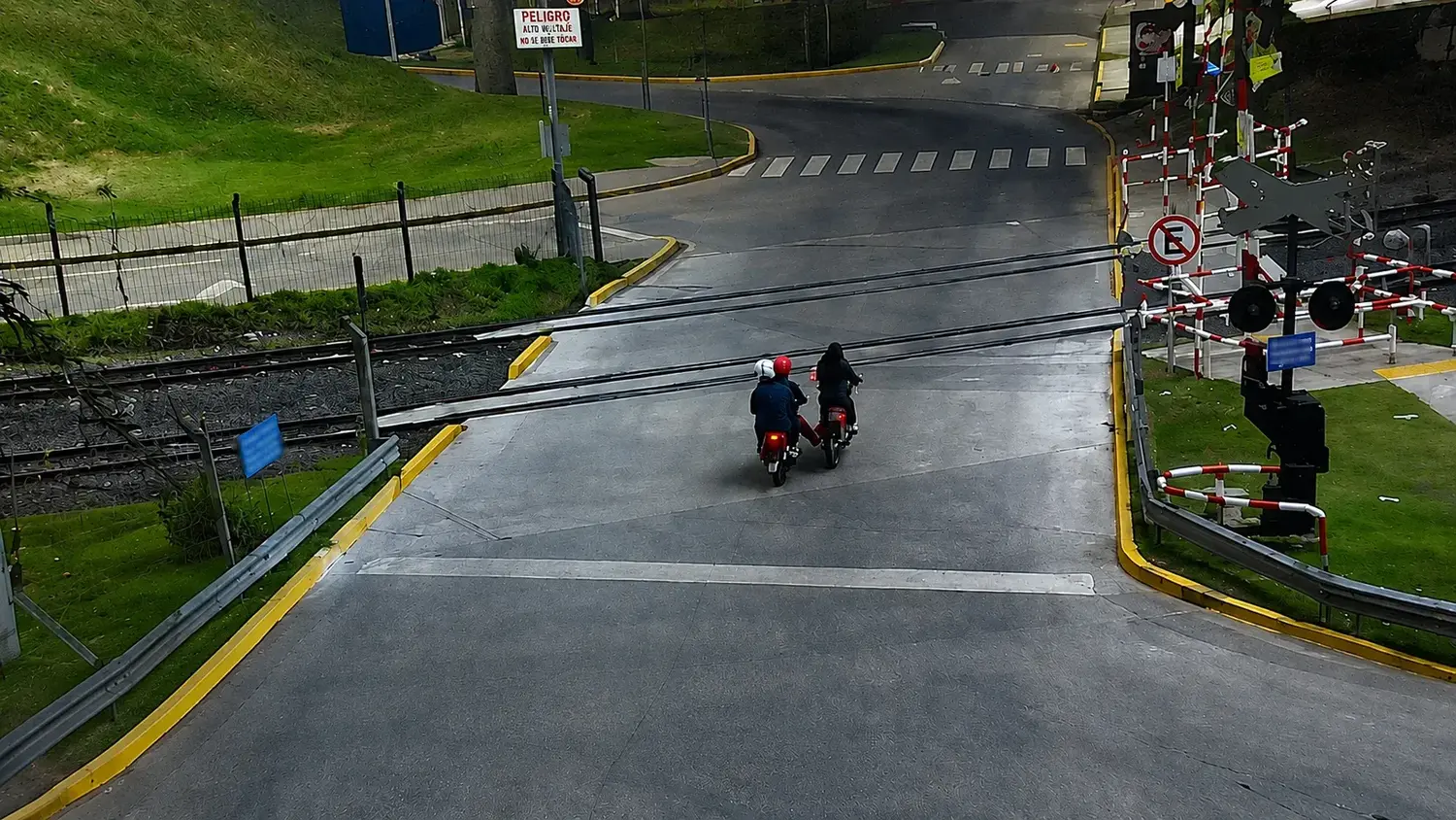 Los aprehendidos, de 25, 26 y 30 años, quedaron a disposición de la Justicia. Imagen captura video mejorada con IA.