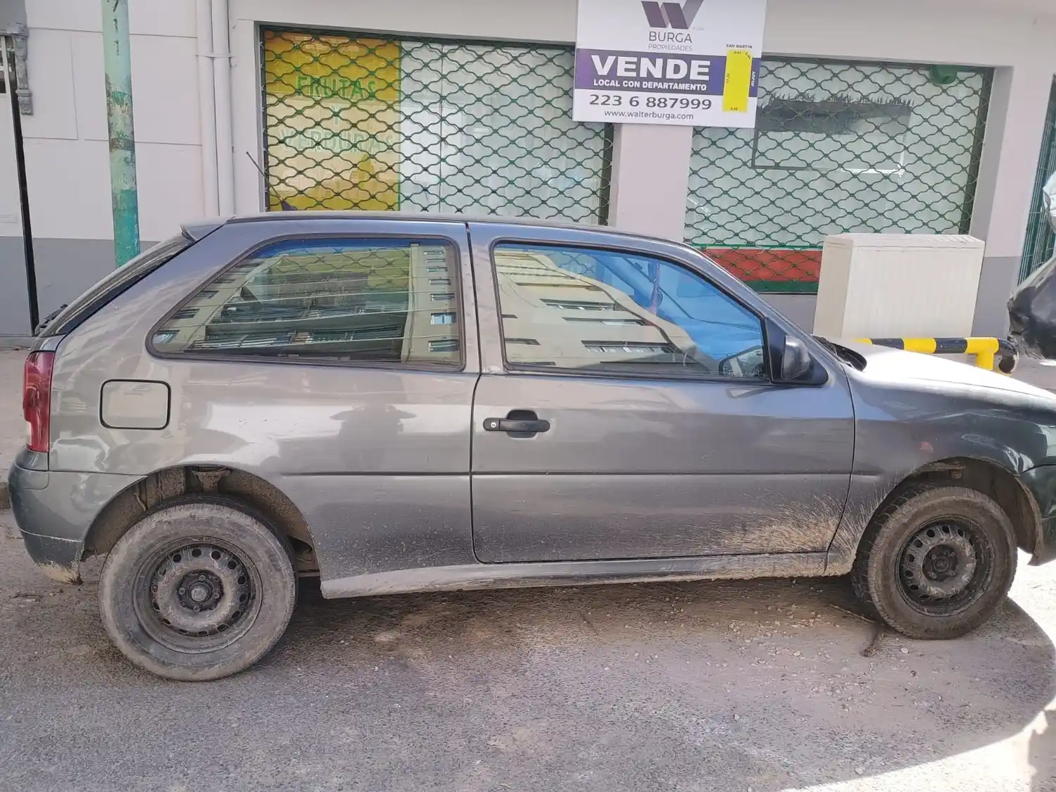 El auto estaba estacionado en Jujuy y San Martín.