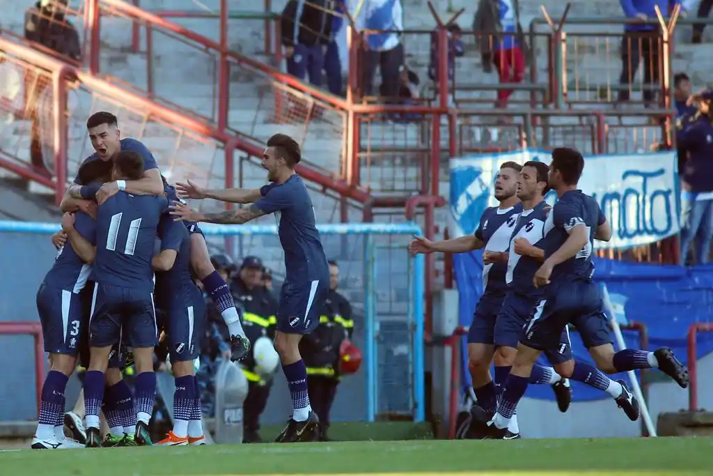 Alvarado sufrió pero se llevó 3 puntos del Minella