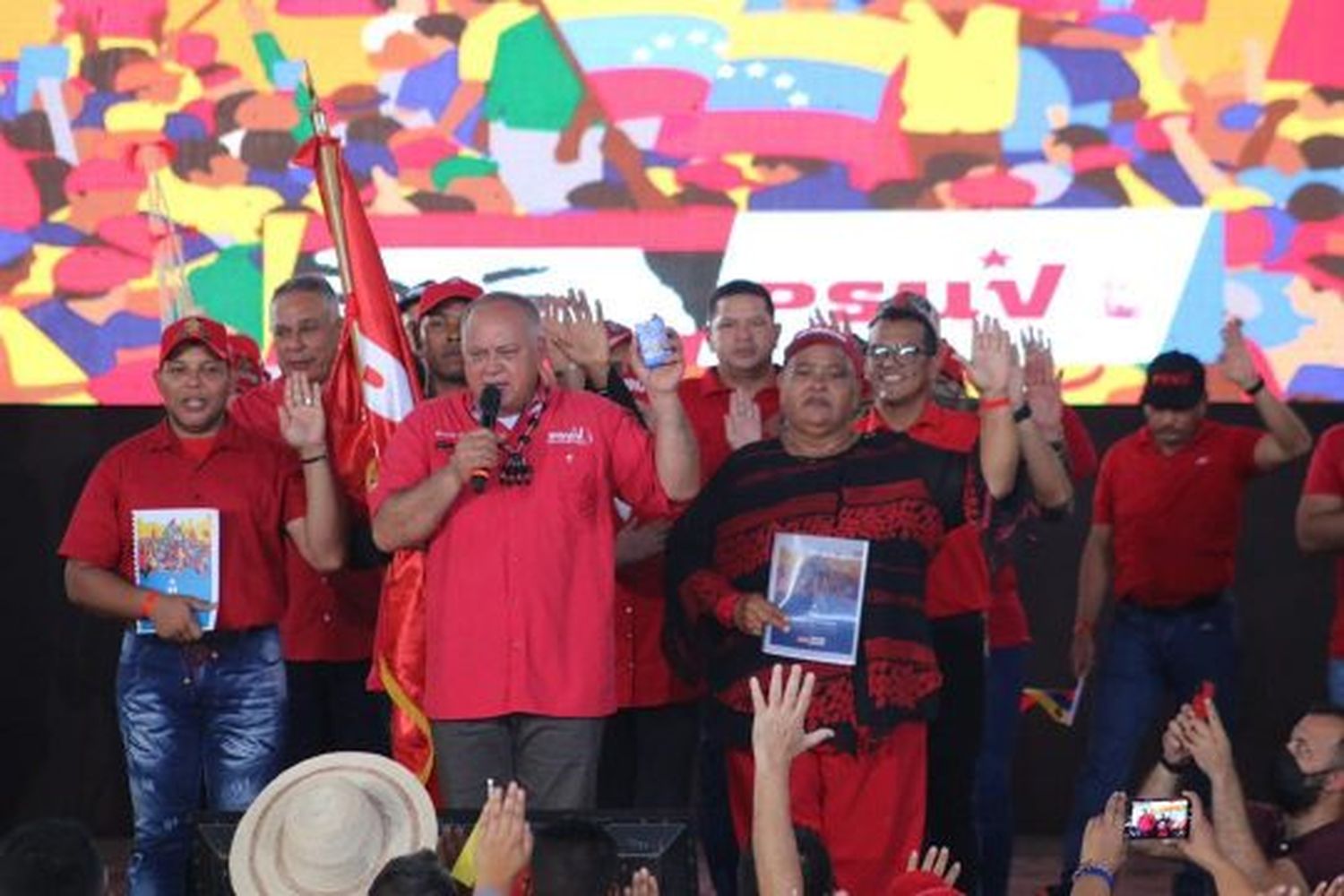 ¡SÍ, A LOS MISMOS QUE HUÍAN DE LA CRISIS! Cabello pide a migrantes que se unan a las filas del chavismo