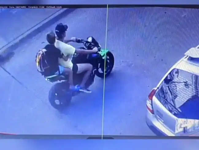 Nicolás Matavós fue identificado con las cámaras de seguridad que lo muestran el viernes 30 a bordo de su moto con un acompañante.