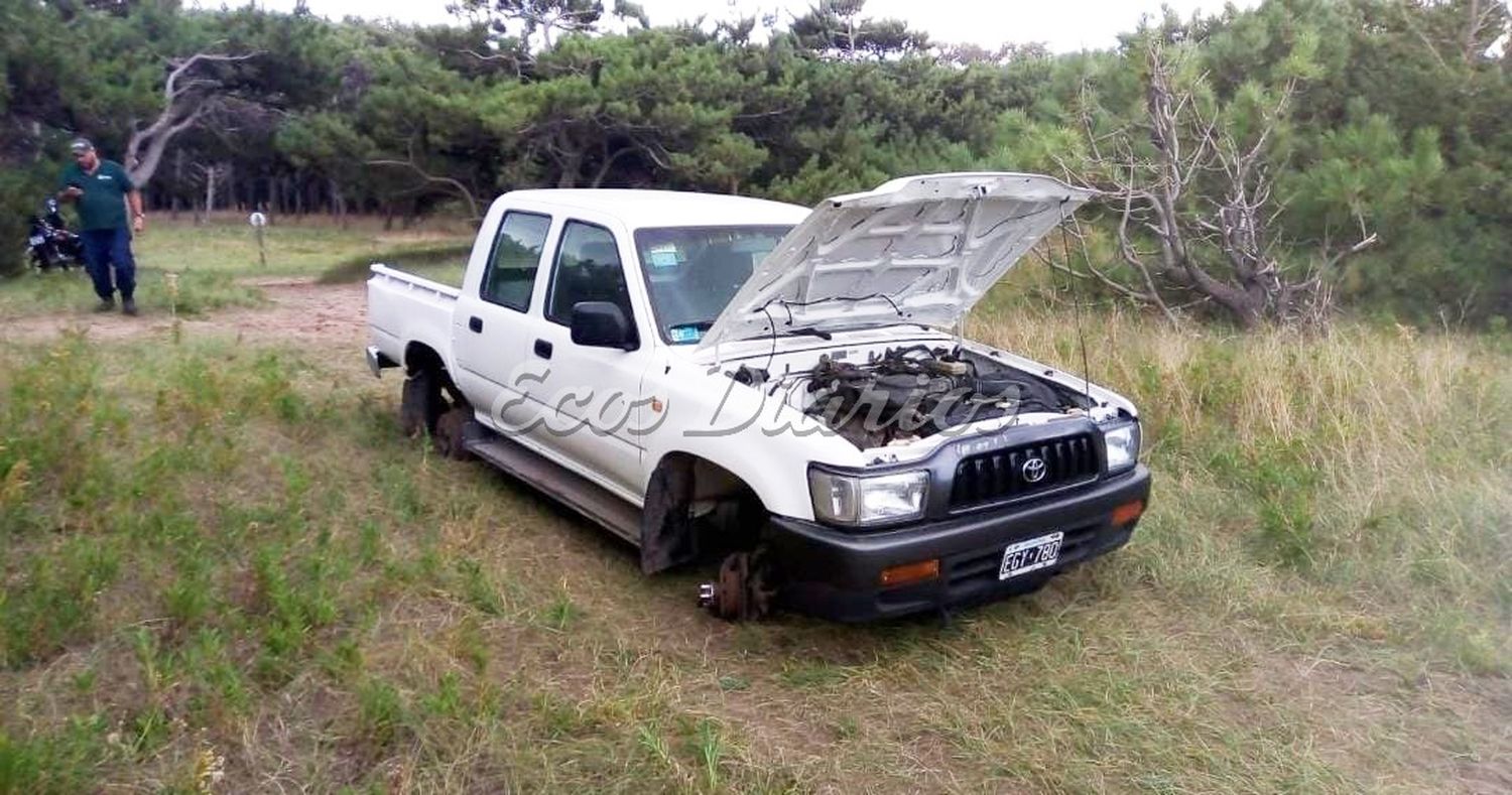 Ahora. Tras el accionar de delincuentes, así fue hallada ayer la camioneta
