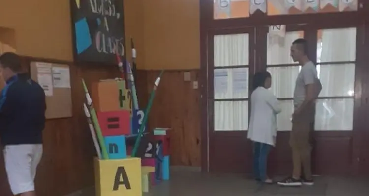 Polémica en la Escuela 6: “No viene de un país con alta circulación del virus y no tiene ningún síntoma”