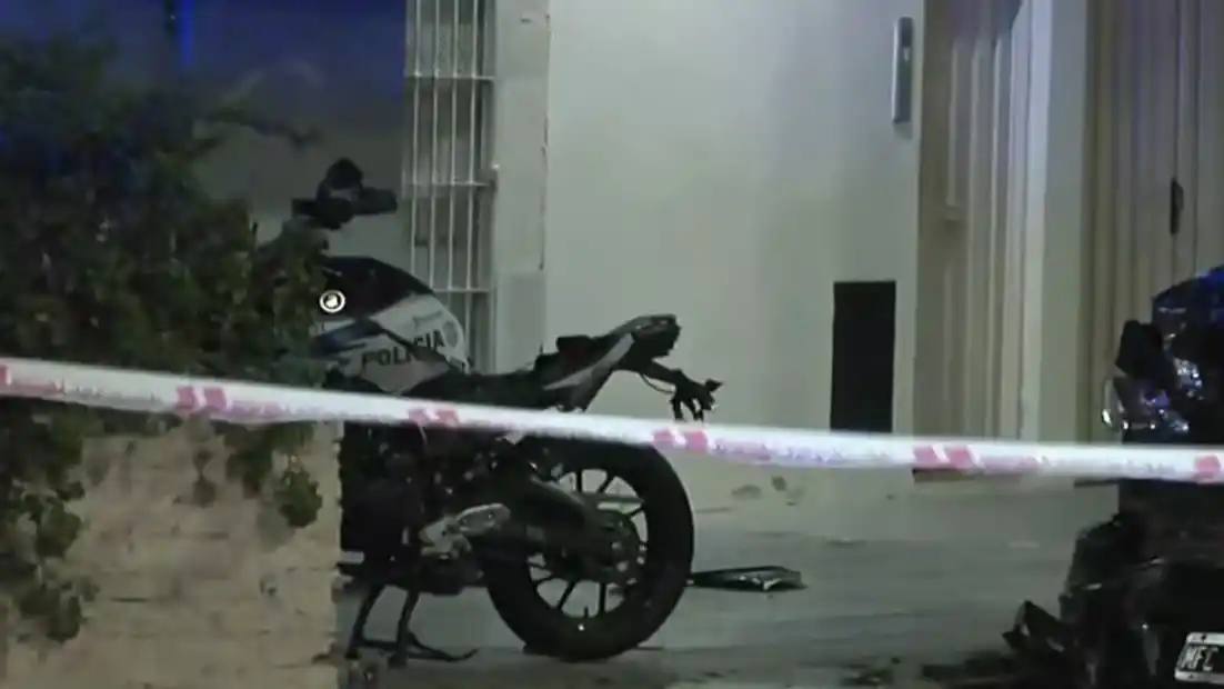 La moto en la que viajaba el policía que murió en la persecución. Foto: Clarín