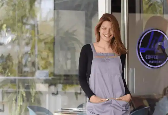 Mariángel Ruiz en las puertas de su local en Maracay. Foto Instagram