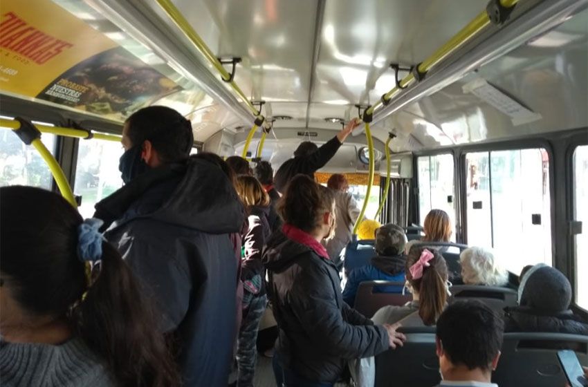 Inconsciente colectivo: así se viajaba esta tarde en el 541 en Mar del Plata