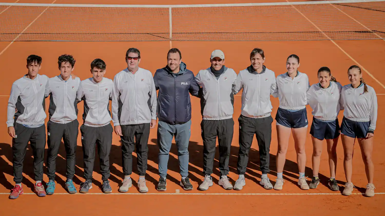 FOTO AAT Los equipos argentinos. Larraya Guidi, en primer lugar desde la derecha; y Grassi, en tercero.