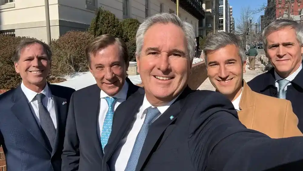 El canciller Quirno y su equipo, a la salida de la firma del acuerdo.