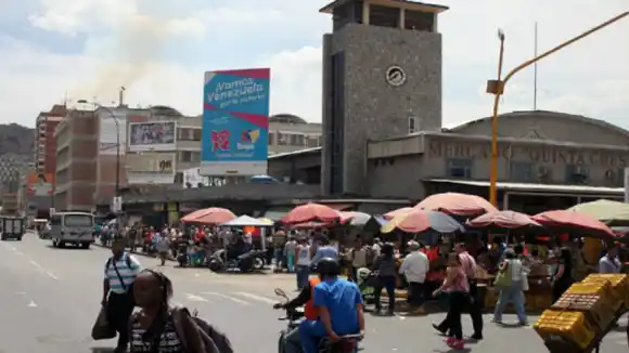 MUJER fue arrastrada por una gandola de La Caravana de la Sardina en Caracas