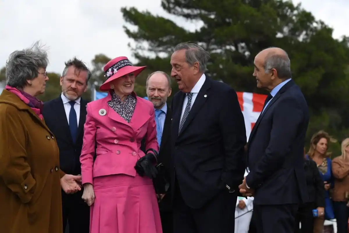 La Reina Margarita II de Dinamarca en Tandil: Recibió las llaves de la ciudad y homenajeó al pionero Juan Fugl