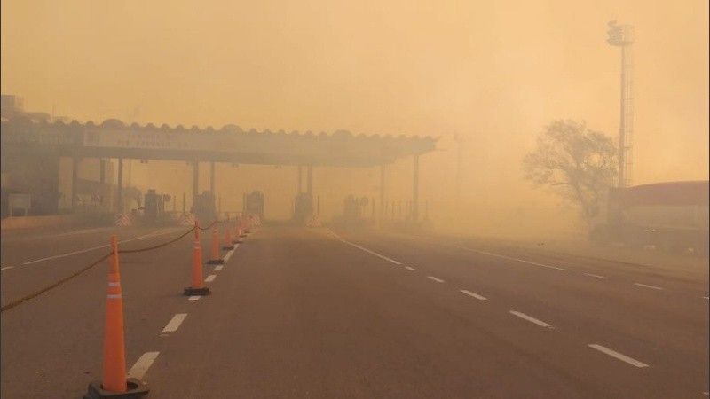 Puente Rosario-Victoria: evacuaron el peaje por la quema en zona de islas