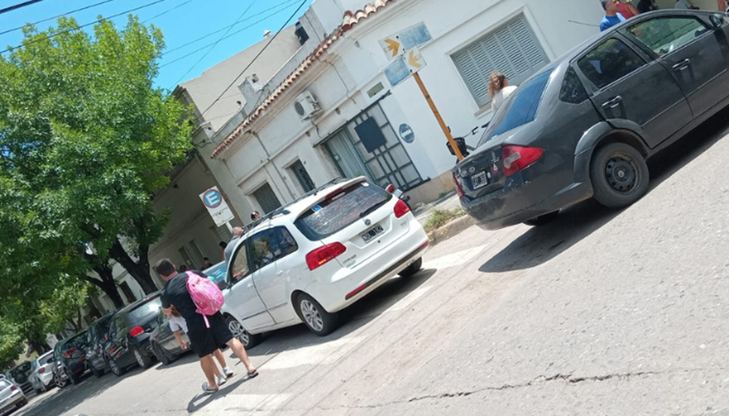 “Así estacionan en la escuela”
