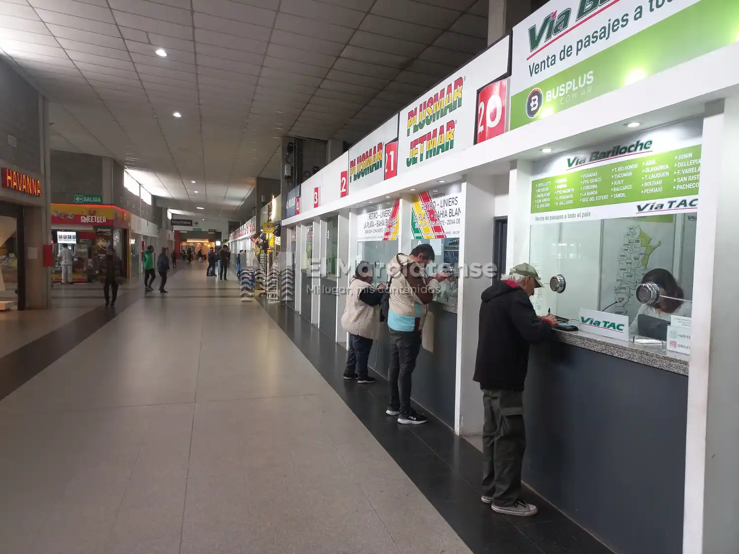 En algunos horarios no quedan pasajes de micro y el tren vendió el 90% de su capacidad.