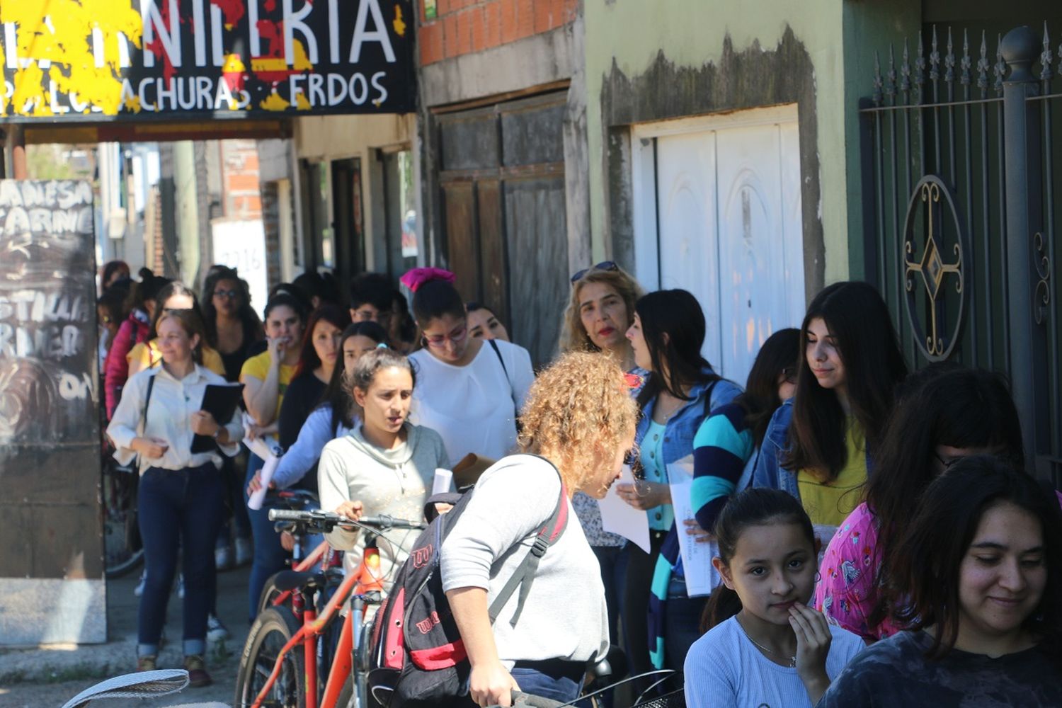 Cerca de 300 personas y más de dos cuadras de cola para cubrir dos puestos de trabajo