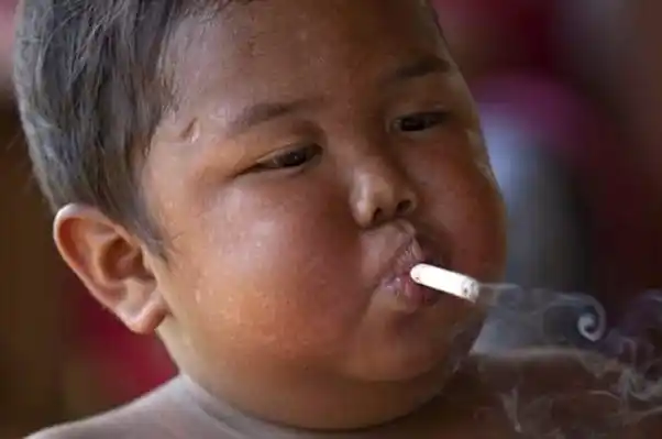 Cómo está hoy el famoso bebé fumador que consumía dos atados por día
