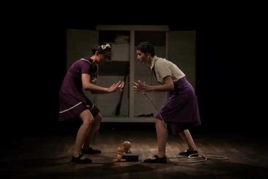 “La edad de la ciruela”: Sobrevivir a los mandatos familiares