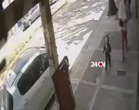 El menor fue grabado por las cámaras de seguridad